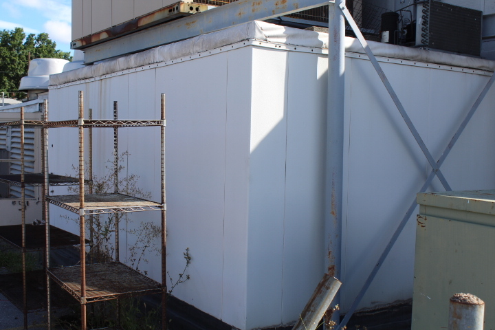 lot 8 image: Walk in cooler