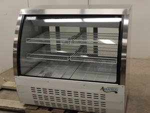 lot 8 image: Deli Display Case - NEW