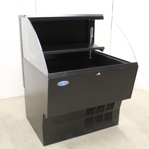 lot 3 image: Refrigerated Open Air Display Case - NEW