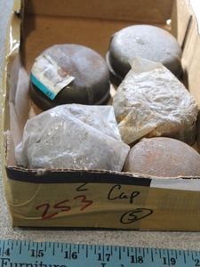 lot 253 image: 2 Caps