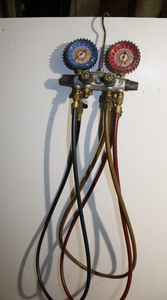 lot 48 image: Yellow Jacket Titan Manifold